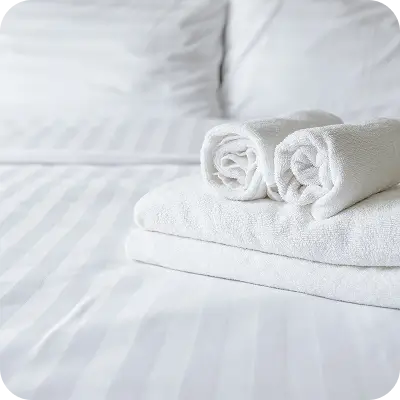 Foto che ritrae gli asciugamani piegati su un letto di un hotel