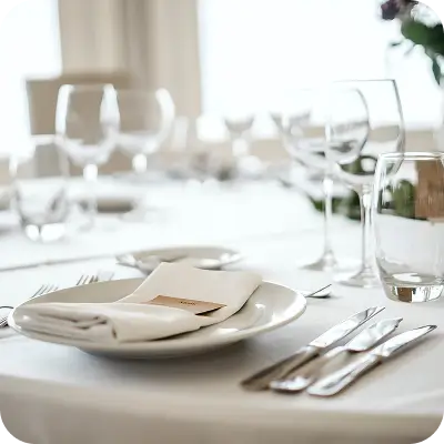 Foto che ritra il dettaglio di un tavolo di un ristorante