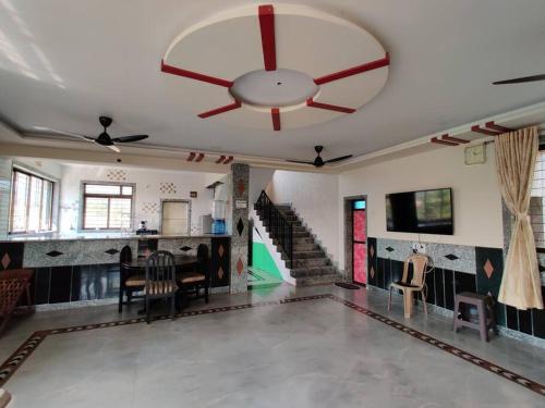 Maurya Farms By Lavika Stays - Living Room 3