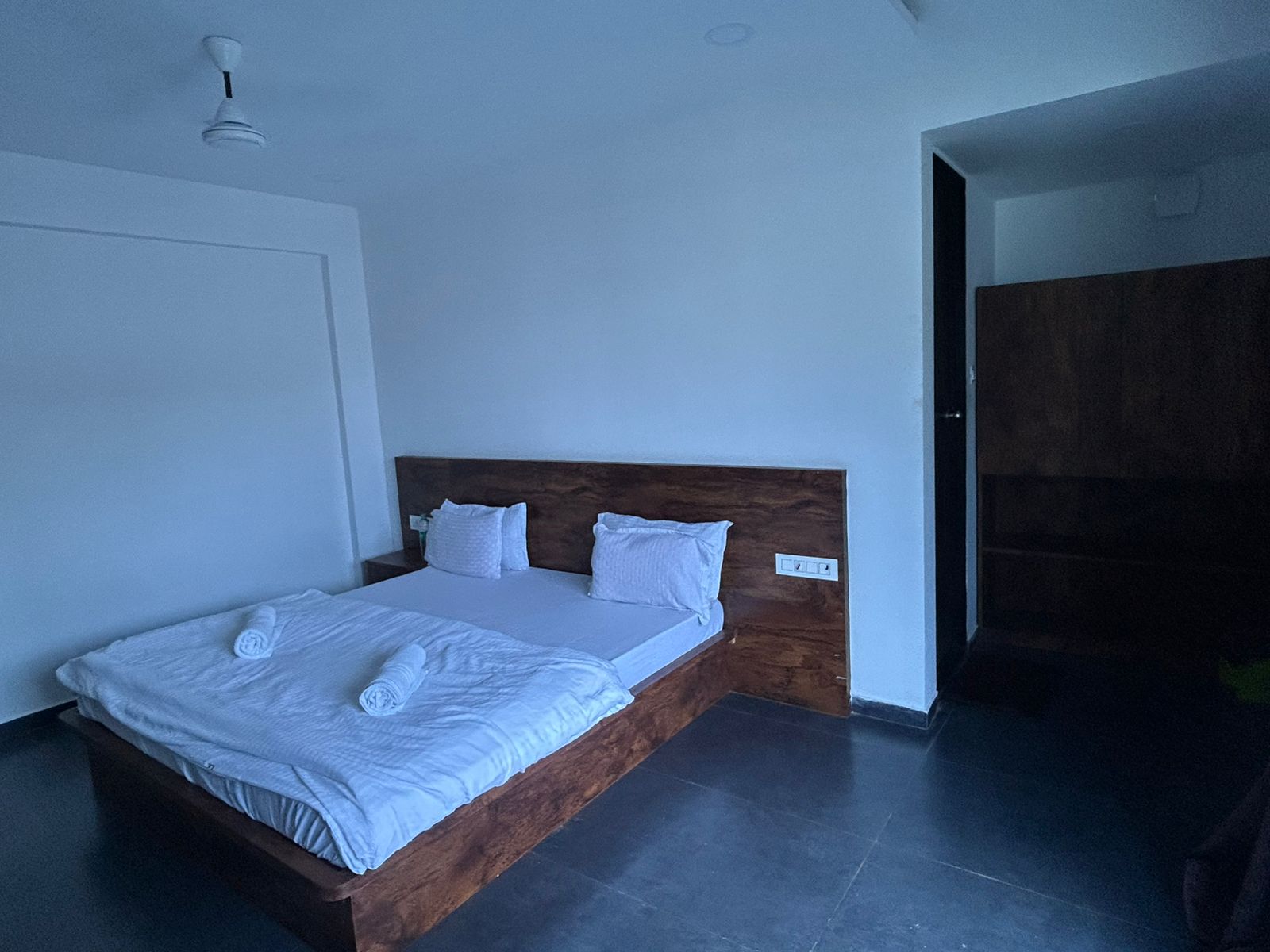 CASA MOUNTERRIA BY LAVIKA STAYS - Gallery thumbnail 5 in Alibaug