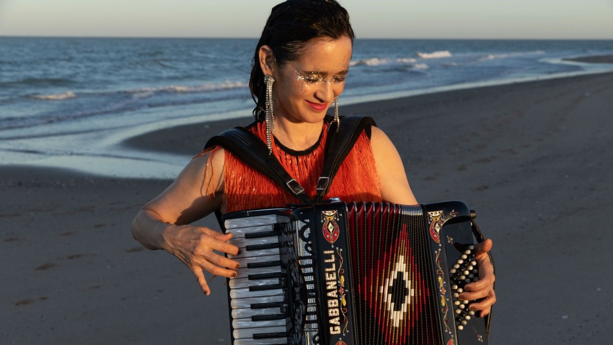 Julieta Venegas regresa a sus raíces con Norteña, un homenaje a su historia y a la música mexicana