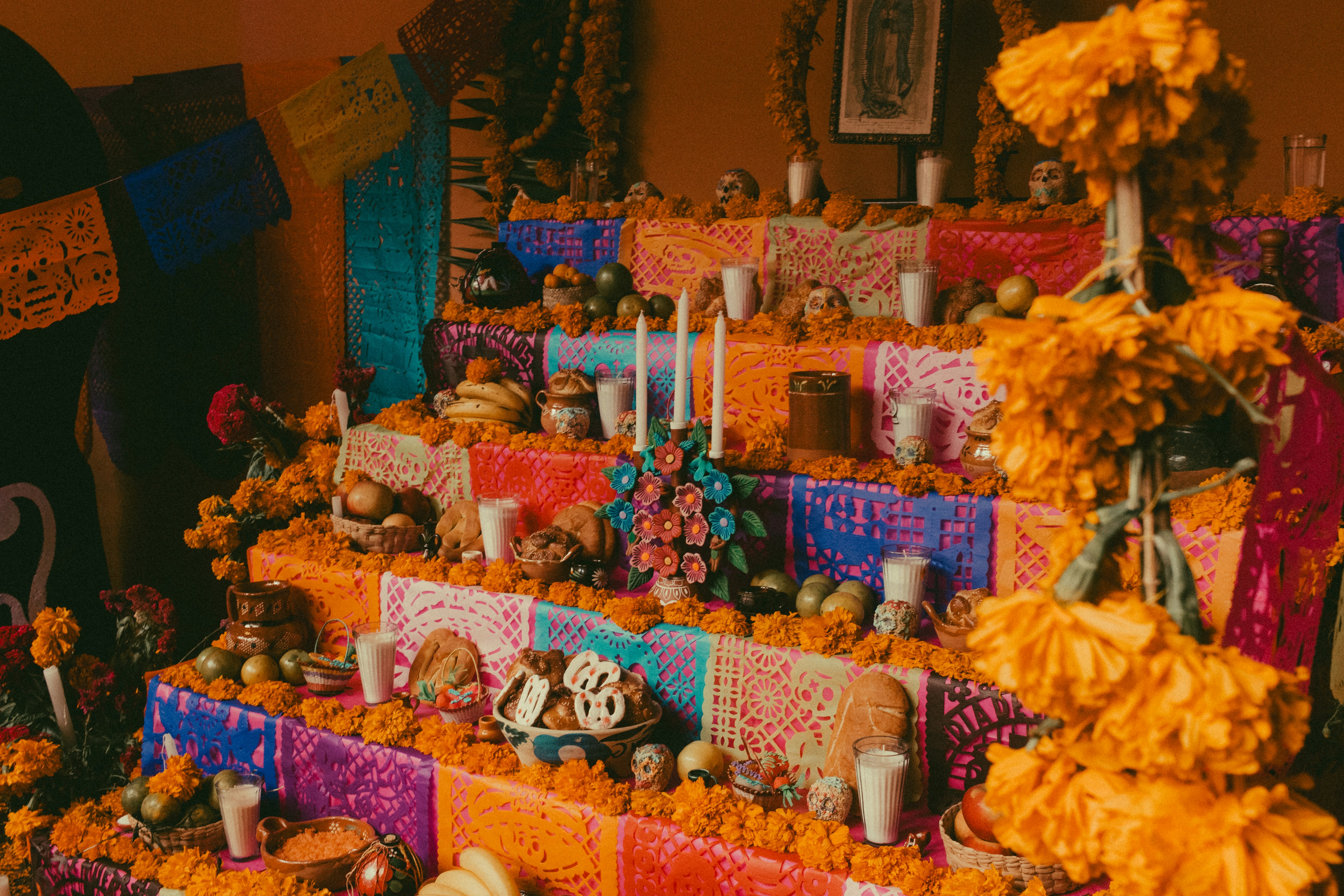 Día de Muertos: Una tradición que celebra la vida y honra la muerte.