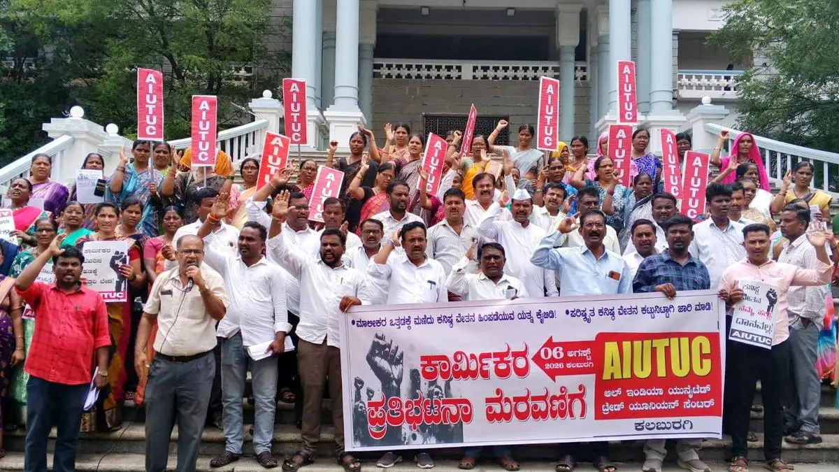 Protests in Kalaburagi Demand Immediate Implementation of Revised Minimum Wages