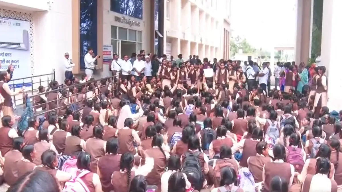 Ujjain Schoolgirls Protest Against Government School Relocation Plan
