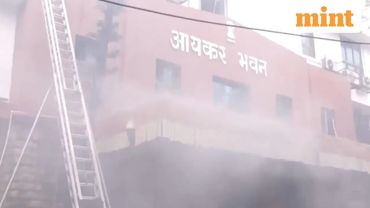 Fire Breaks Out in Basement of Mumbai's Aayakar Bhavan, 29 Rescued