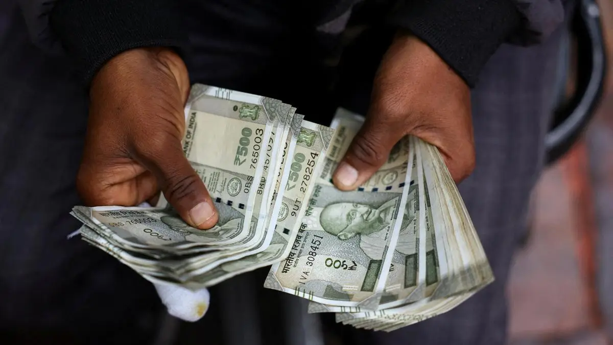 Rupee fluctuates against US dollar amid changing dollar index and crude prices