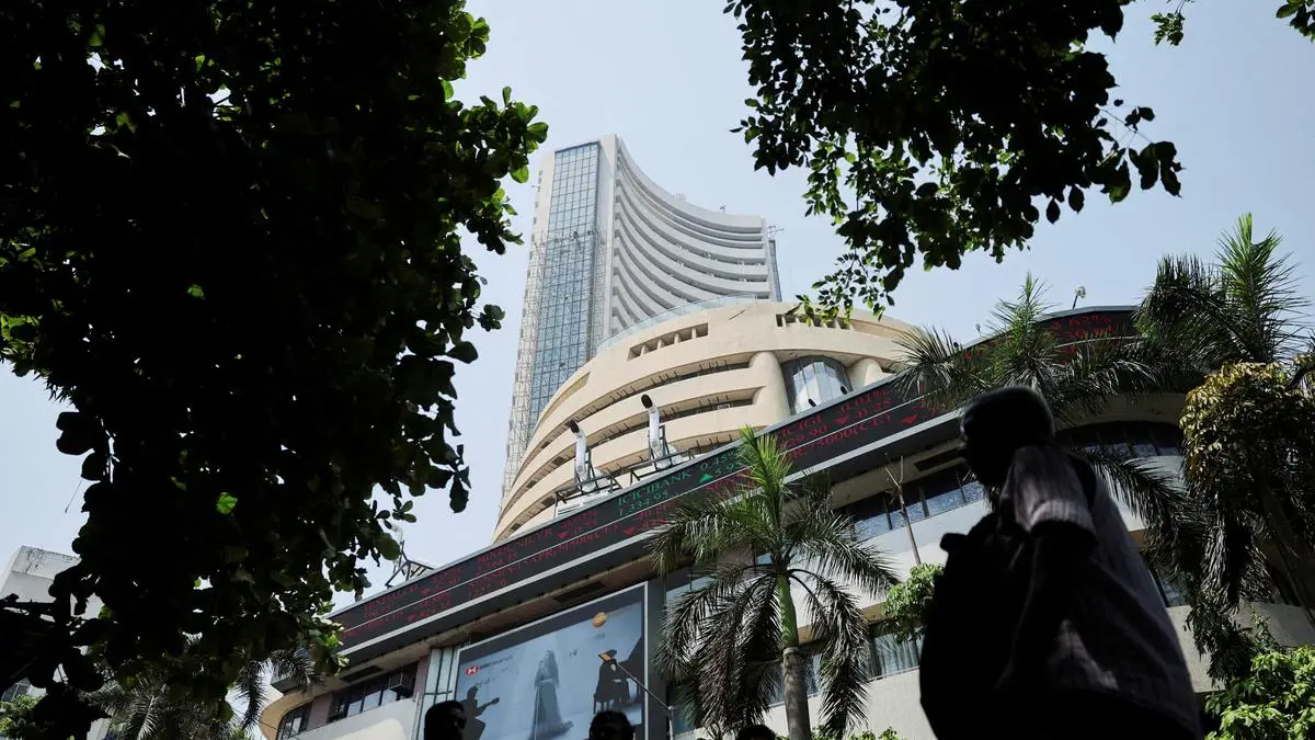 Sensex and Nifty Drop Amid Mixed Bank and Tech Stock Performance