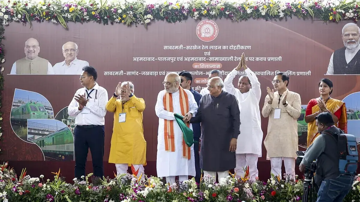 Amit Shah Flags Off India’s First LNG-Powered Train, Targets Zero Diesel by 2030