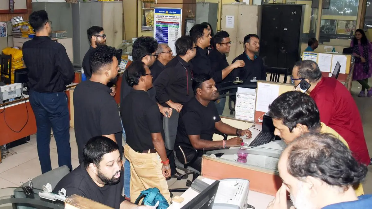 Bank unions defer three-day nationwide strike after talks with IBA