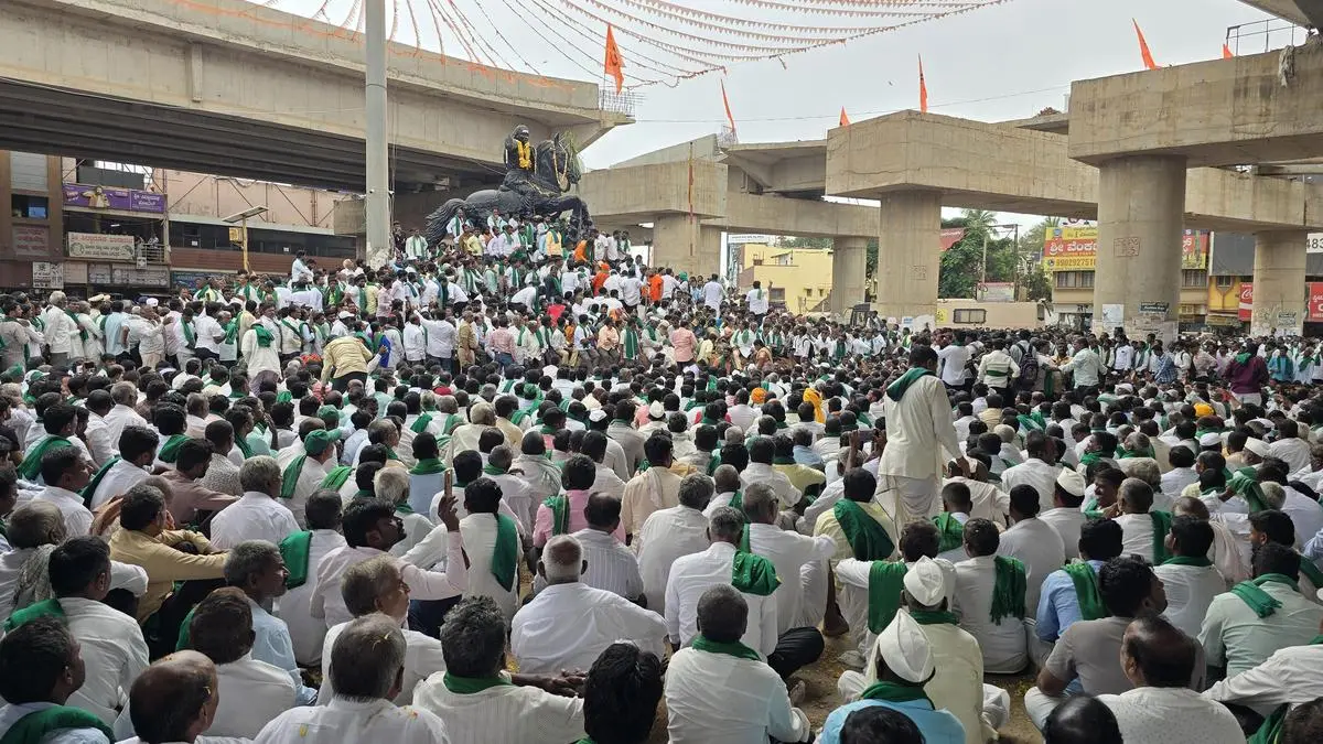 Thousands of Sugarcane Farmers Protest at Kittur Chennamma Circle in Hubballi