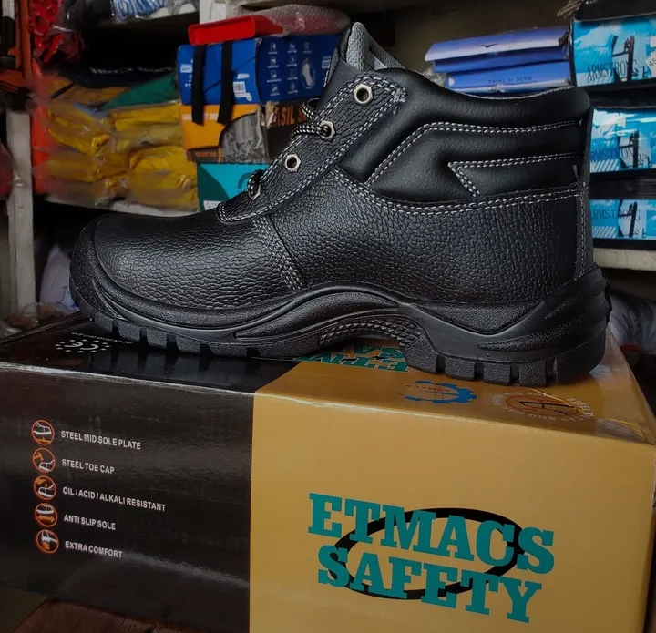 latest black safety boot