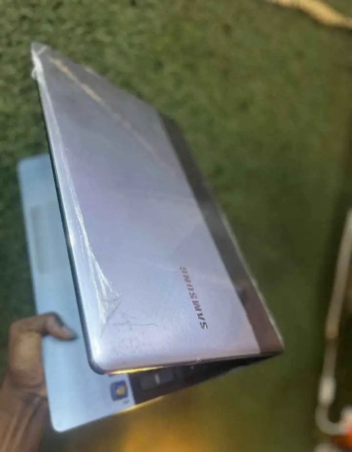 samsung np300 laptop  2