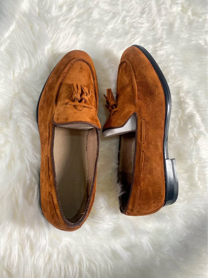 brown loafers (men).