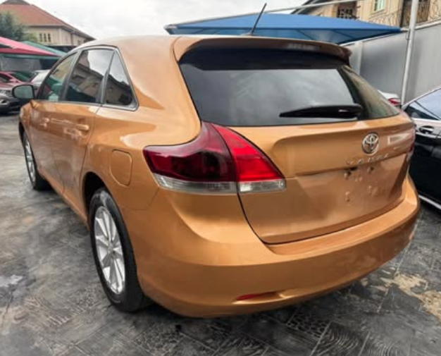 clean registered toyota venza 2010 10