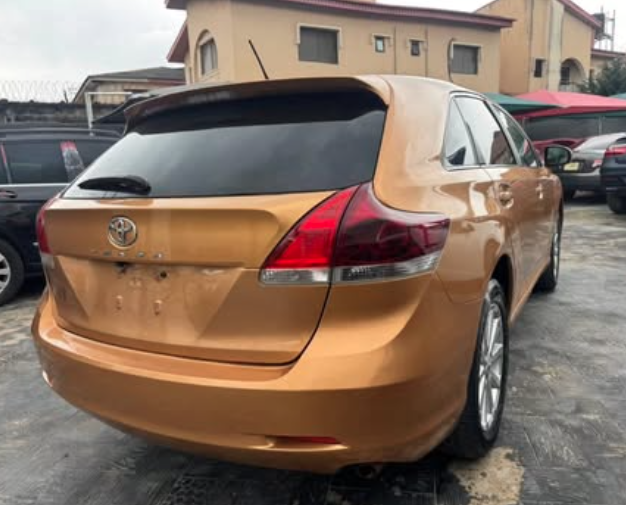 clean registered toyota venza 2010 9
