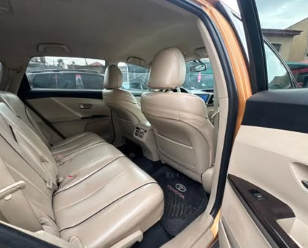 clean registered toyota venza 2010 6