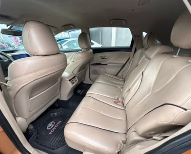 clean registered toyota venza 2010 7