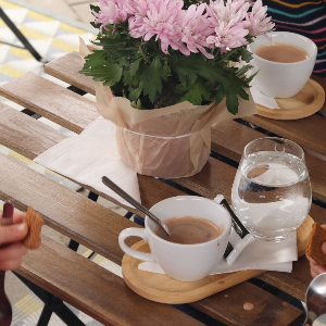 Pomôž v Kaviarni Usmejsa, kde aj obyčajná káva dokáže veľa zmeniť..