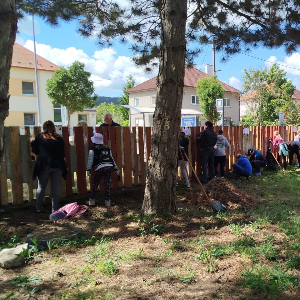Hľadáme firmy na pomoc pri materiálnom zabezpečení akcie: Komunitný deň - revitalizácia oplotenia 