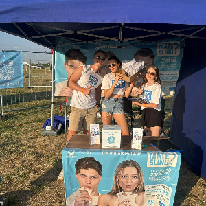 Dobrovoľník na stánku kampane MÁTE SLINU? na letných festivaloch - Májáles Nitra - 8.5. - 9.5.2026