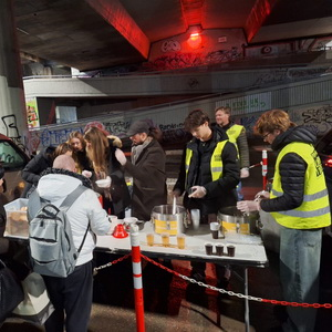 Výdaj teplých nápojov ľuďom bez domova pod mostom Lanfranconi 21.5.