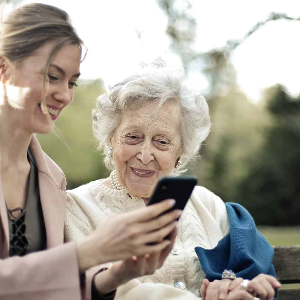 Poď s nami naučiť staromestských seniorov pracovať so smartfónom. 📱✨