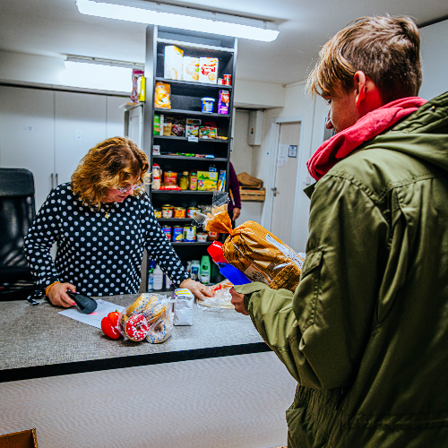 Fotenie našej pomoci ľuďom v núdzi vo výdajni potravín 18.5.