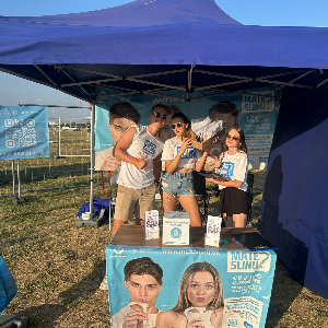 Dobrovoľník na stánku kampane MÁTE SLINU? na letných festivaloch - Folklórne slávnosti pod Poľanou