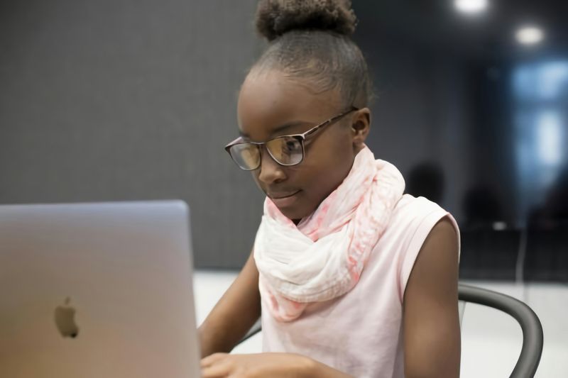 An elementary student using AI to do her writing.