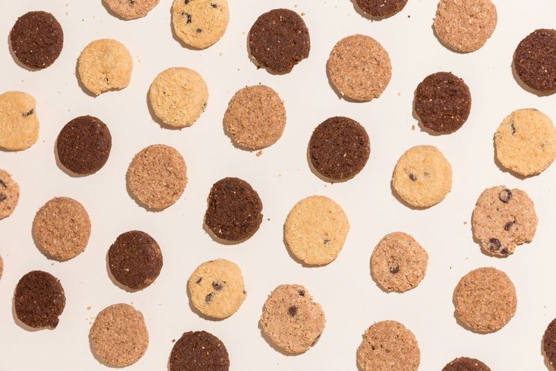 A table of cookies.