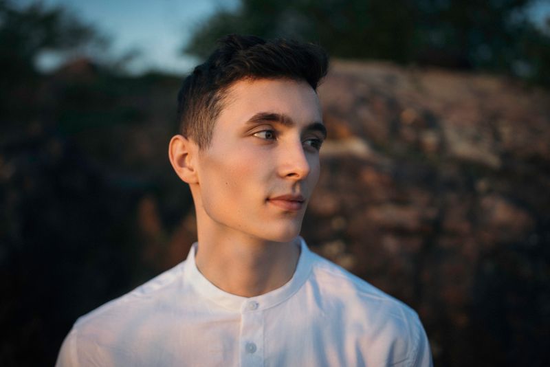Young man who looks thin and sculpted.
