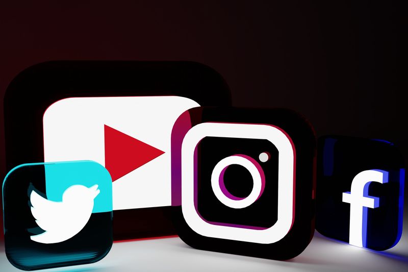 Twitter, youtube, instagram and facebook icons