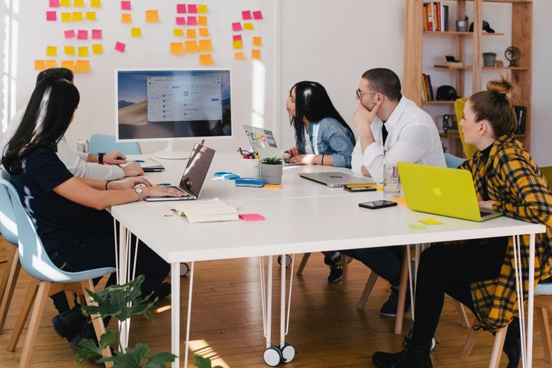 Students around a desk having a meeting.