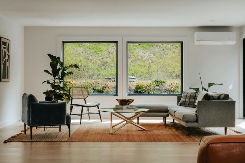 A living room with modern furniture.