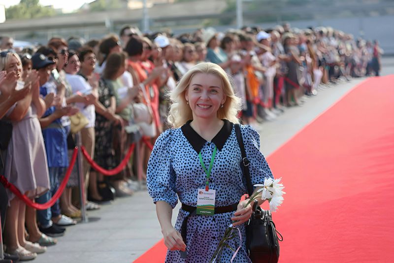 Image of a woman moving forward.
