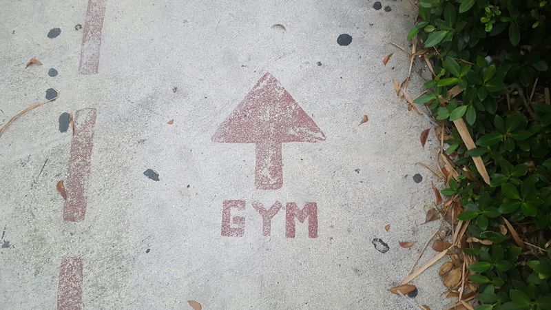 An arrow pointing forward guiding you to the gym.