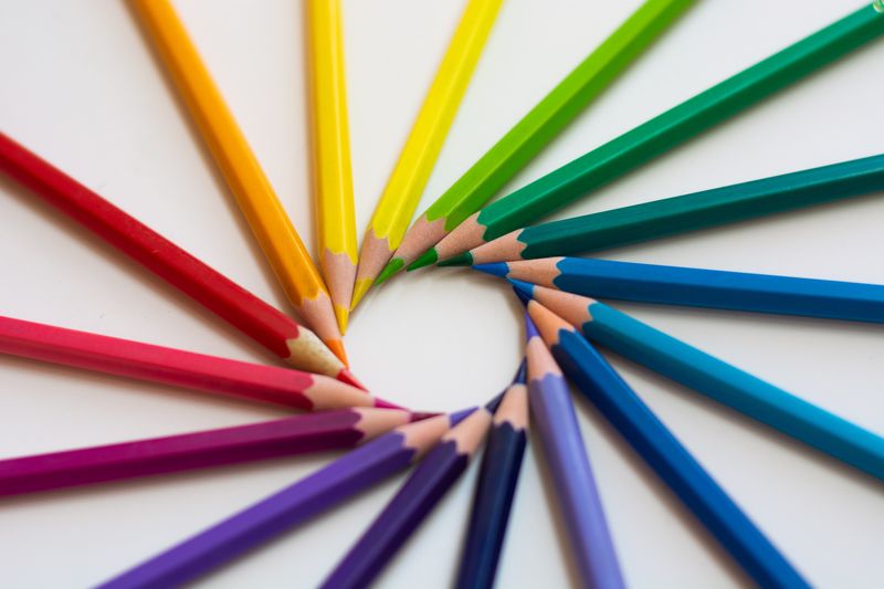 The sharpened points of 16 pencil crayons are arranged in the shape of a circle