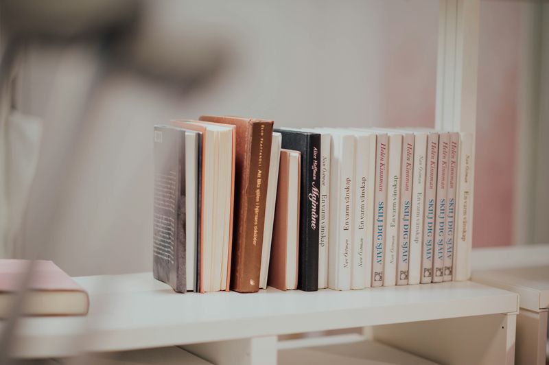 A shelf with books on it.