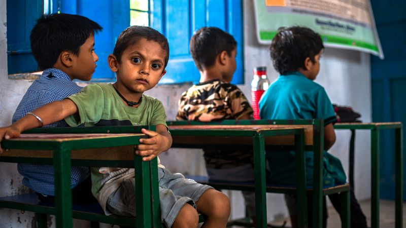 Children in a classrom. One is not paying attention. 