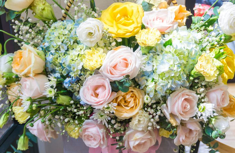 A bouquet with roses, hydrangeas, lisianthuses, and baby's breaths.