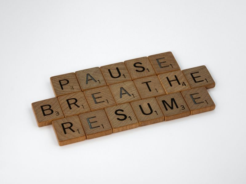 Scrabble tiles that read : 'Pause, breathe, resume'