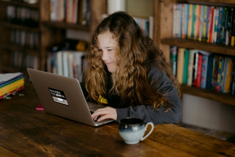 A girl using AI to do her written work.