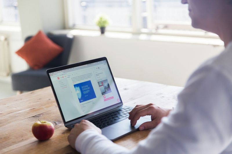 A person applying for scholarships for graduate students on a laptop.