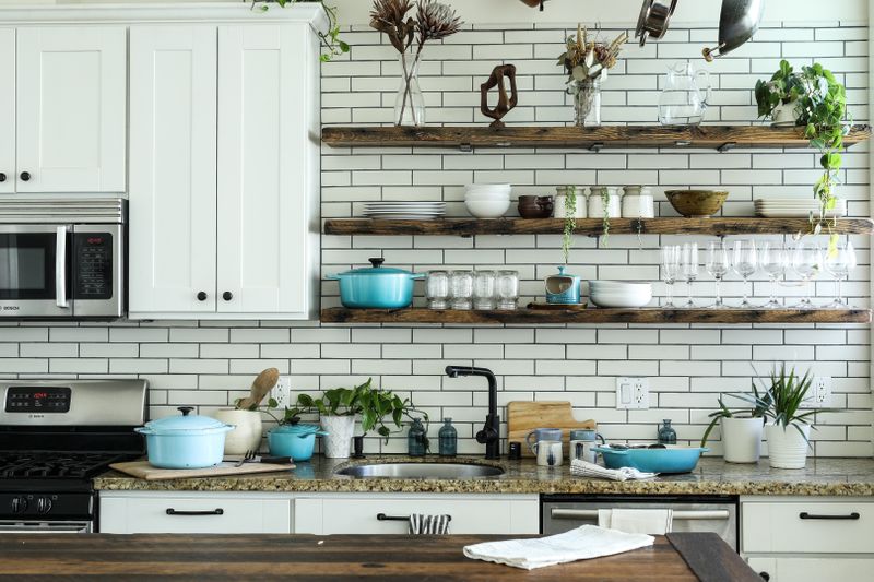 A tidy kitchen (Photo by Edgar Castrejon on Unsplash)