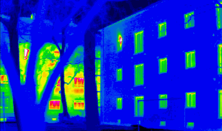 Thermographic image showing a high-performance passive house building with a lack of thermal bridges.