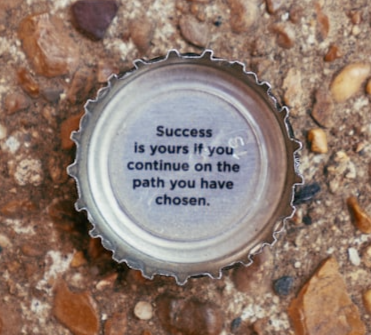 Soda cap with phrase: sucess is yours if you continue on the path you have chosen