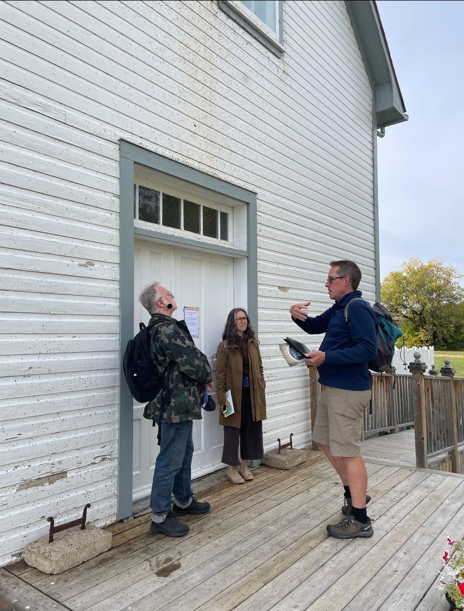 Lieu historique de la Mission de Notre Dame des Victoires/Lac-La-Biche. De gauche à droite : Ronald Tremblay, Josée Thibeault et Denis Perreaux. Crédit : Isaël Huard (SHFA)