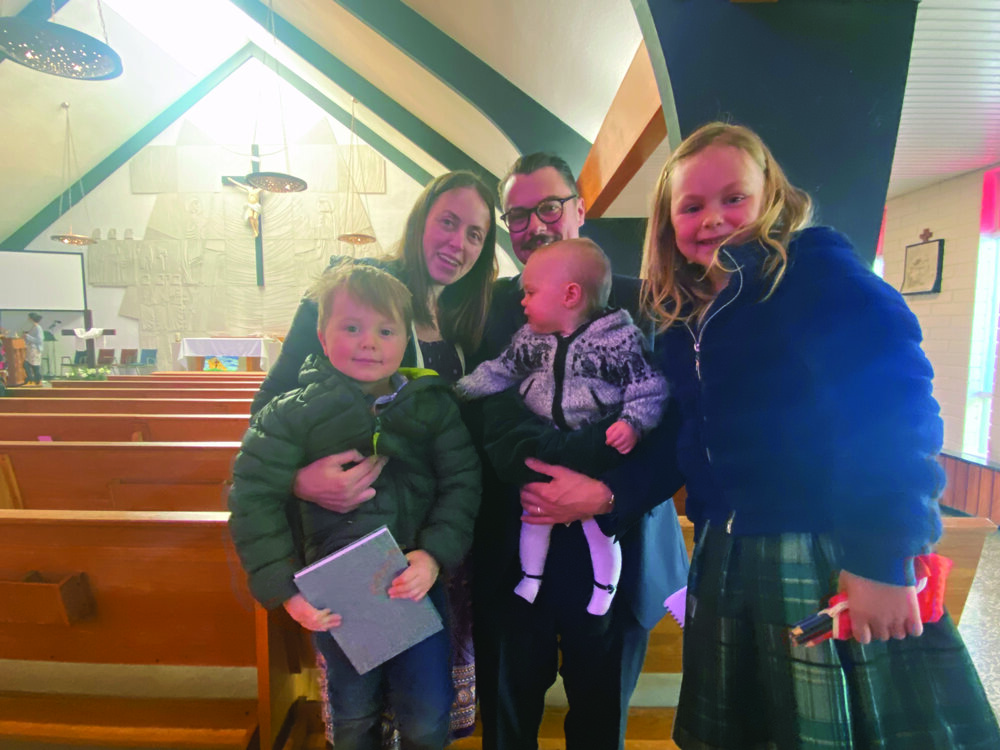 Émilie Perrault et son conjoint Pierre Vaillancourt sont venus avec leurs trois enfants à la messe de Pâques. Crédit : Chloé Liberge