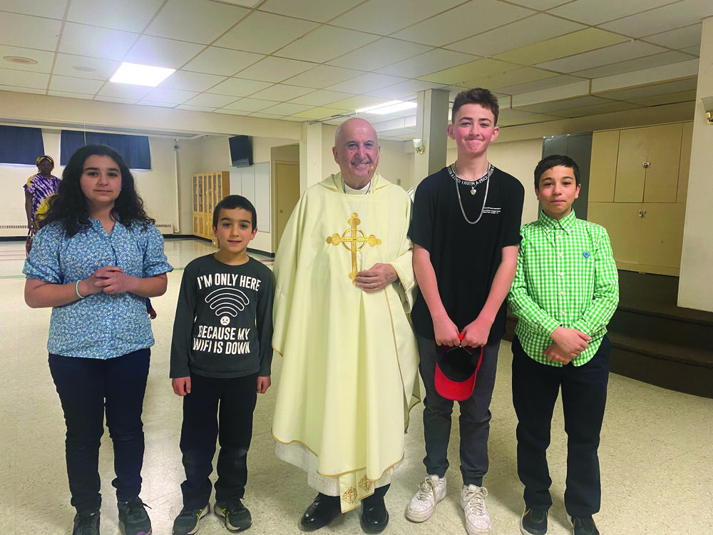 Monseigneur Noël Farman et les acolytes de la paroisse. (De gauche à droite) Rita, Richard, Mgr Farman, Sebastien et Jean-Paul. Crédit : Chloé Liberge