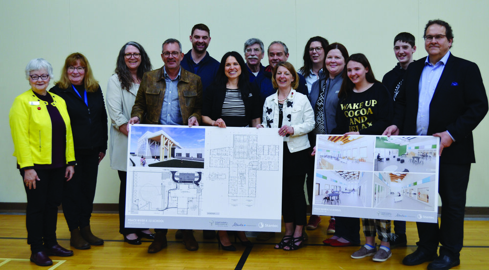 (De gauche à droite) Elaine Manzer, Caroline Kolebaba, Brigitte Kropielnicki, Réginald Roy, Dan Williams, Sylvianne Maisonneuve, Mario Paradis, Pascal Leclerc, Julie Desrosiers, Corey Nelson, Anita Anctil, Roxanne Simard, Kory Lavoie et Dominique Jean. Crédit : Courtoisie